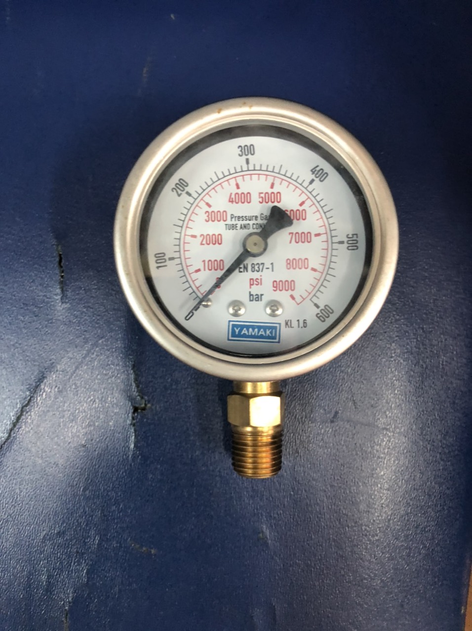Đồng hồ đo áp suất Yamaki phi 63mm, 600 bar/9000PSI