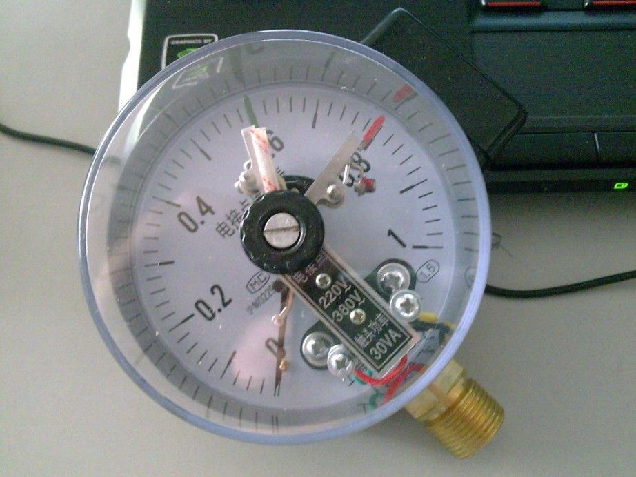 Đồng hồ áp suất 3 kim 0-1 MPA