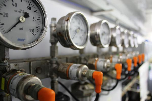Đồng hồ áp suất có dầu lắp đặt đo áp cho hệ thống máy móc