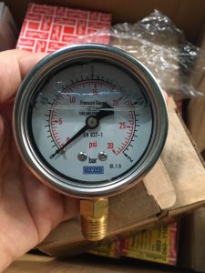 Đồng hồ đo áp suất 0-2 bar. mặt kính 63mm, có dầu chống rung